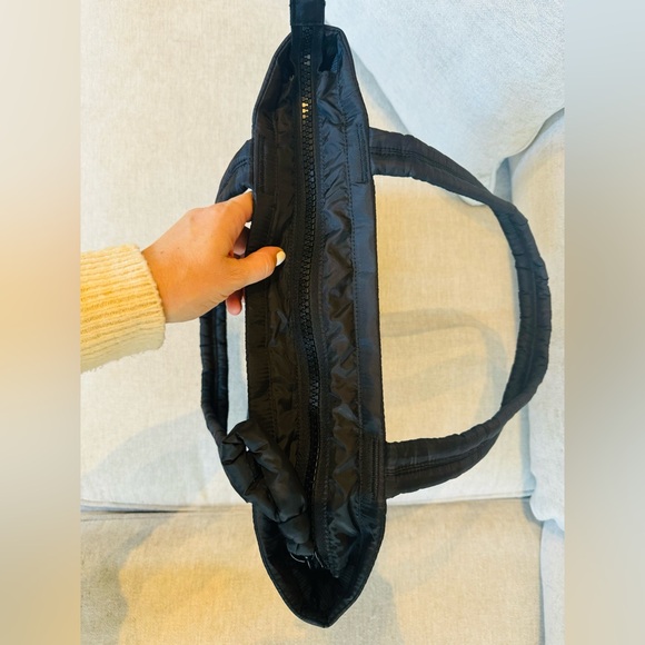 SOLD! Herschel Retreat™ Tote | Quilted - 20L - Picture 5 of 7